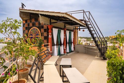 Balamurugan Nagar Villa | AR Lighthouse Bay Villa with Terrace Jacuzzi by Roscotel