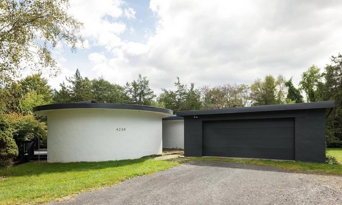 Town of Marbletown House | Architectural Gem with 1 Acre - RotundaHouse