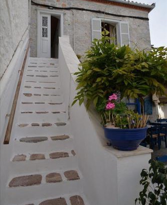 Hydra House | Areti