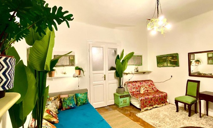 Palace District Apartment | Arty studio flat at city center