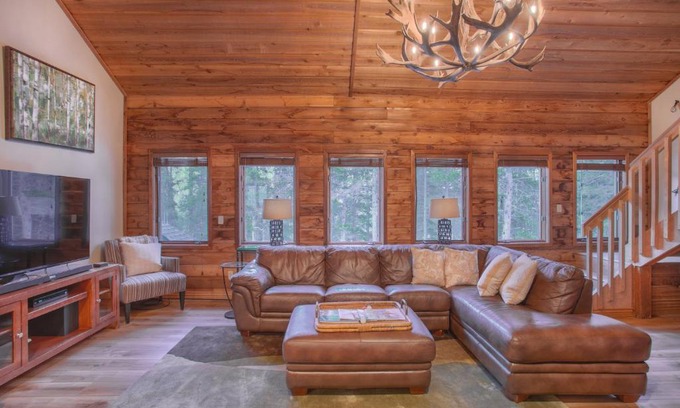Sunny Slope House | Aspencliffe Home - Peaceful - Spacious - Hot Tub