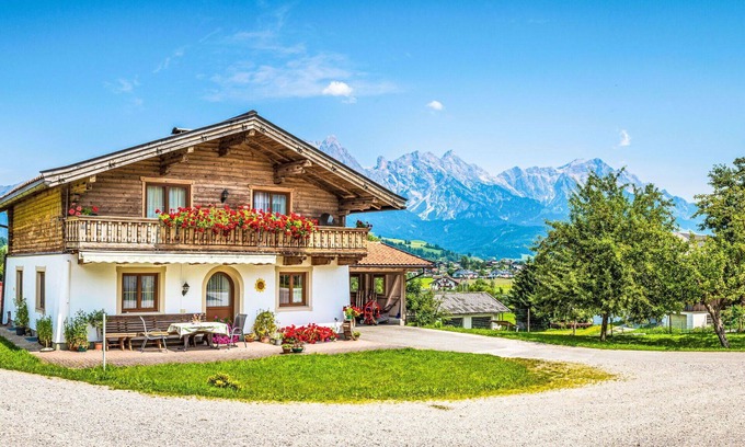 Saalfelden am Steinernen Meer Villa | Nice apartment in villa for 4 guests with TV, balcony and panoramic view