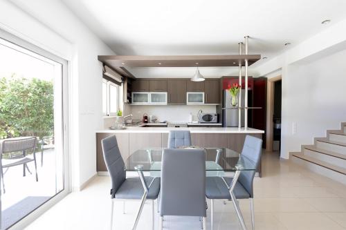 Vari House | Athenian Riviera Maisonette, Varkiza, 7min walk from Beach Park