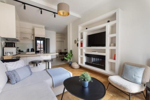 Mousio Apartment | Attica - Captivating 2-Bedroom Apt & Balcony in Athens