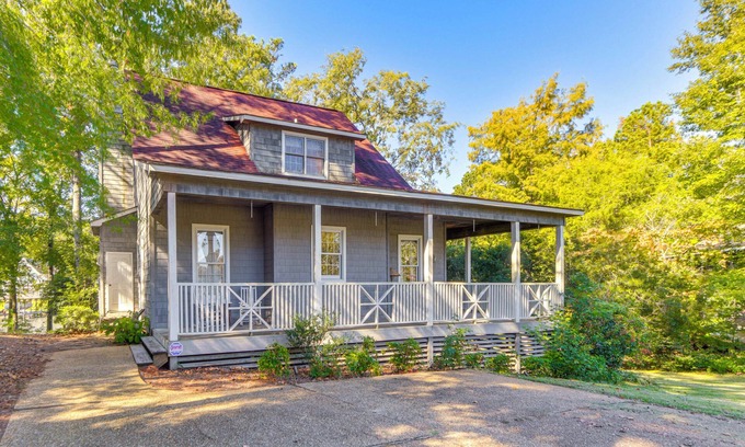 Smith Mountain Estates House | Auburn Game Day Getaway on Lake Martin w/Dock!