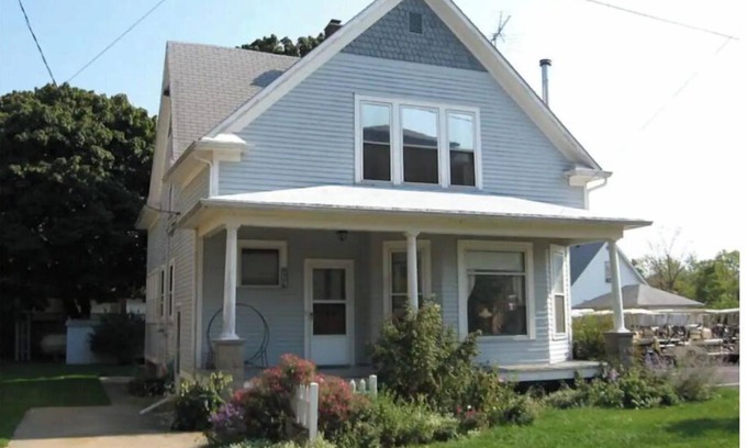 Put-in-Bay House | Aunt Janes 2: Large House in Downtown Put in Bay!
