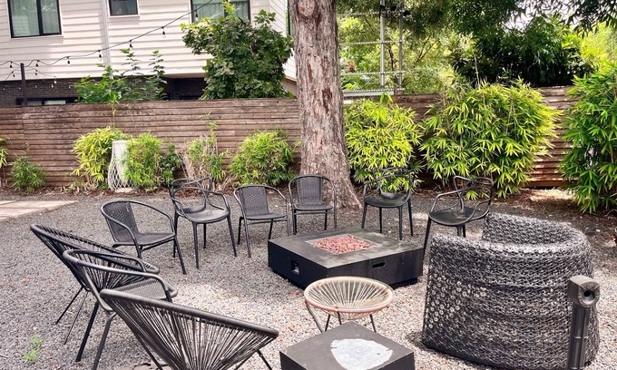 East Cesar Chavez House | Austin 5BR Icon Mansion 6min to RaineySt