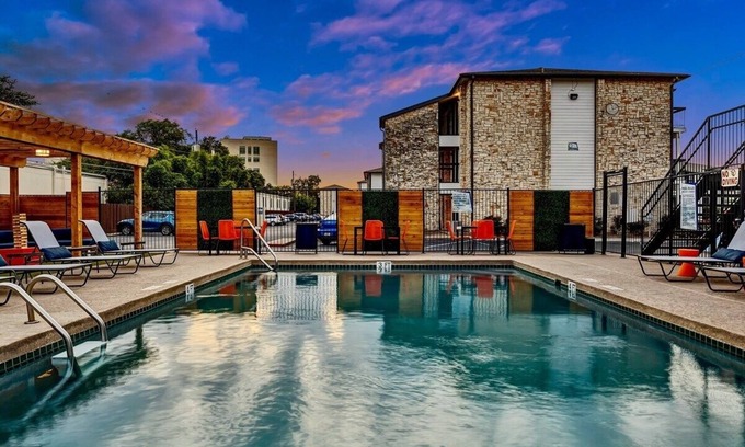 Brentwood Apartment | Austin Luxe 1B in Hyde Park | BBQ | Pool | Fire Pi