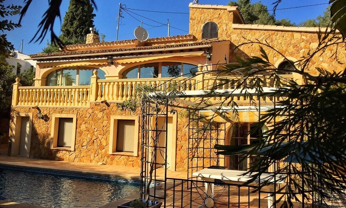 Urbanitzacio la Fustera Villa | Authentic villa,AC,WIFI,private pool,tropical garden,very private,near seaside