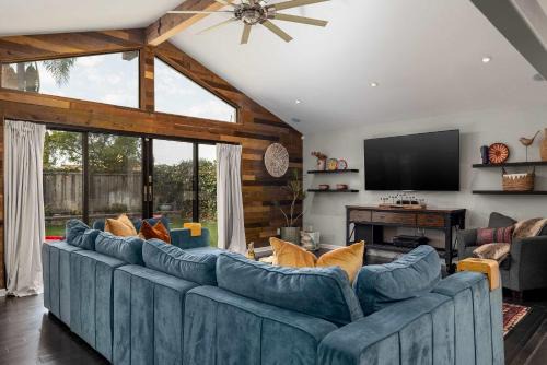 San Carlos House | Autumn Adventure - Sleeps 10 - Hot Tub - Billiards