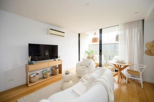 Port Melbourne Apartment | Ava 100m to Beach and Bay St