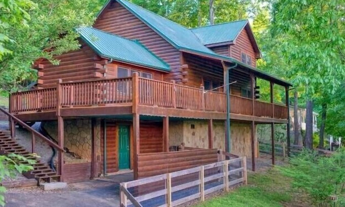 Seymour Cabin | Away From It All