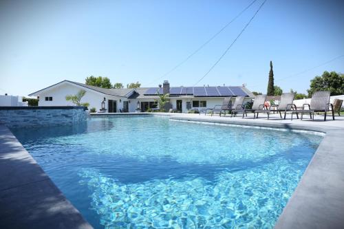 Orange House | Awesome 5 bedroom 3 bath pool home with in-ground jacuzzi