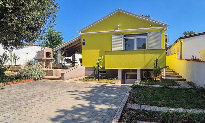 Pavicini House | Awesome home in Pavicini with sauna