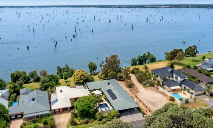 Yarrawonga House | Awesome spacious modern home in a fabulous location