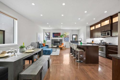Richmond House | Azure Glow Retreat Central Calgary Sleeps 9
