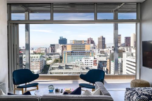 Cape Town City Centre Apartment | Backup-Powered Luxury City View Retreat