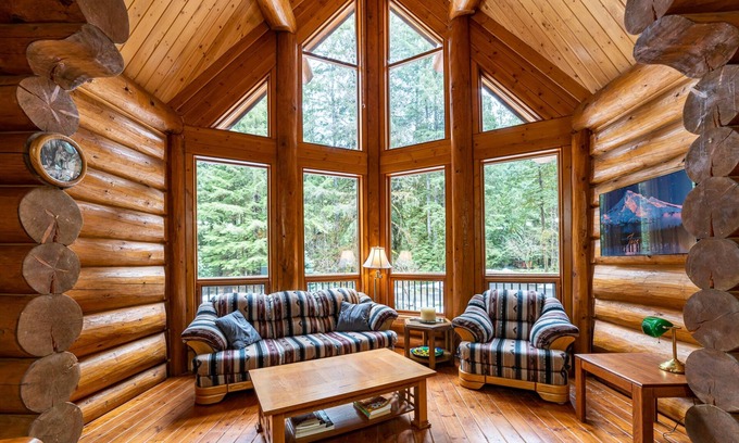 Glacier Ski Chalet | Baker Bliss 3100 Sqft, Wifi, HotTub, EV charger