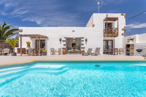 Tiagua Apartment | Balcón Botánico - Shared Pool - Central Island Location - 10 mins drive to Famara and La Santa