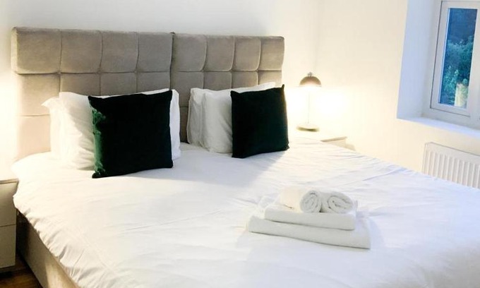 West Finchley House | Ballard's Ground Apartment