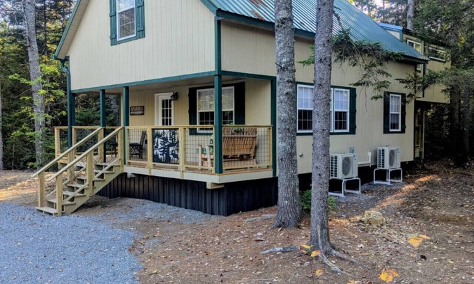 Hancock Cabin | Bar Harbor Cabin with Treehouse Suite & Hot Tub