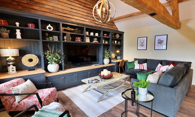 Quedgeley Cottage | Barn in Cotswolds with Outdoor Kitchen