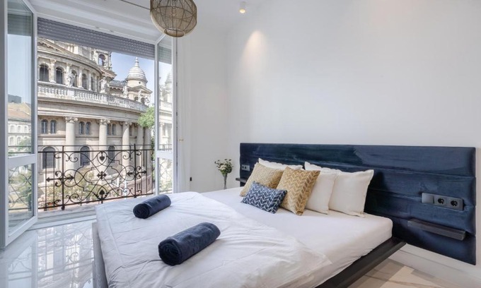 Inner City Budapest Apartment | Basilica Presidential panorama suits
