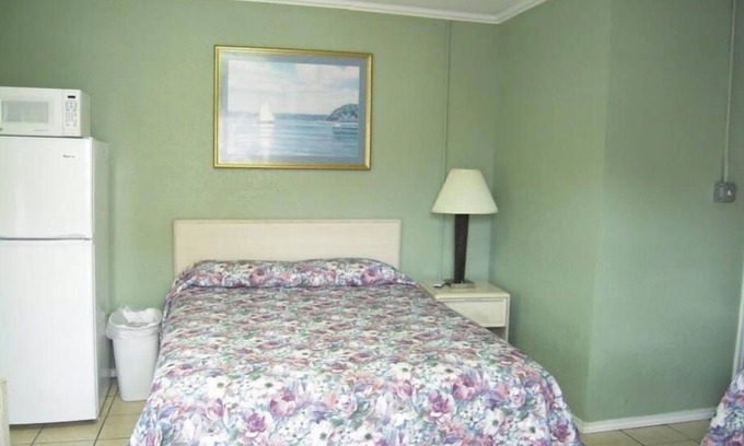 Fulton House | Bayfront Cottage Room 12