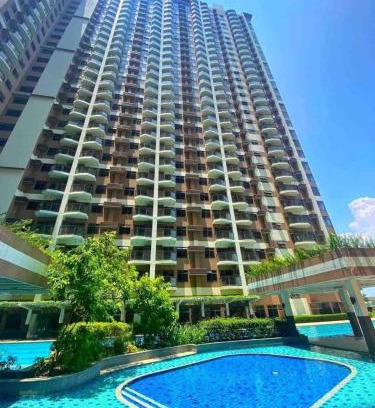 Pasay Apartment | Bayfront Staycation at The Radiance Manila Pet-Friendly, Pool & Gym near Airport, MOA, Star City & Manila Bay Views