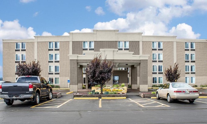 Dunmore Hotel | Baymont by Wyndham Scranton Dunmore