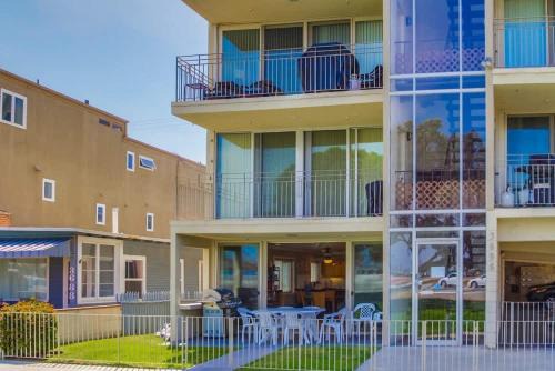 Mission Beach House | Bayside Gem - Beachfront - Vibrant - Ocean Breeze