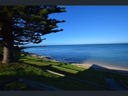Kingscote Apartment | Bayside Home-Now Backpacker's price in Kingscote Esplanade in Buller
