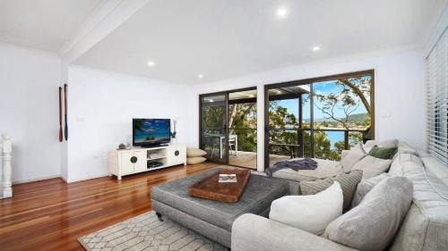 Pretty Beach House | 'Bayside Retreat' by HolidayCo