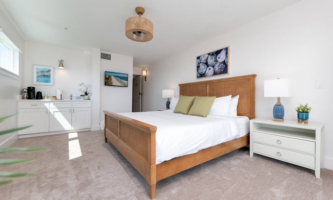 Jacksonville Hotel | Be A Nomad | Oceanfront Boutique Hotel | {2FL King}
