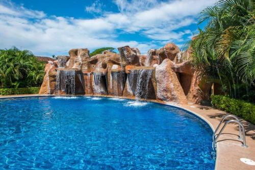 Tamarindo Apartment | Beach Facing, Large Pool & Guard In The Town