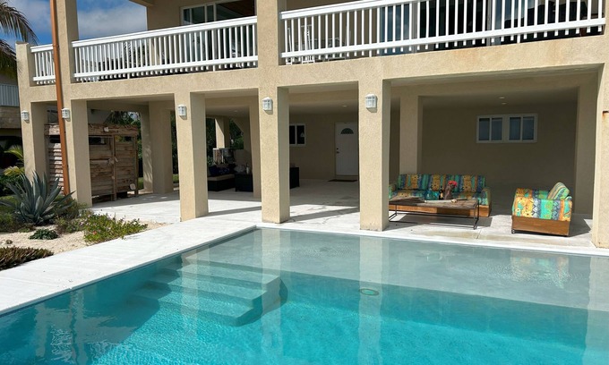 High Rock Villa | Beach front with Pool. Charming 4 bdrm Villa with AC/Patios &Blue Green Ocean