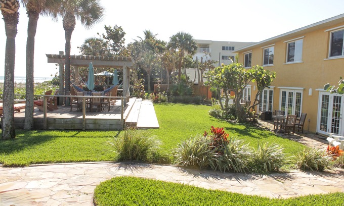 Cocoa Beach Hotel | Beach Place Guesthouses