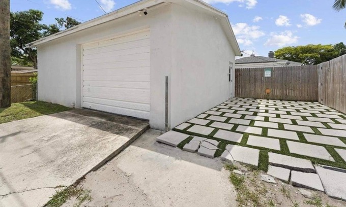 Poiciana Park II Apartment | Beach Studio Near Downtown - Private Area/Driveway