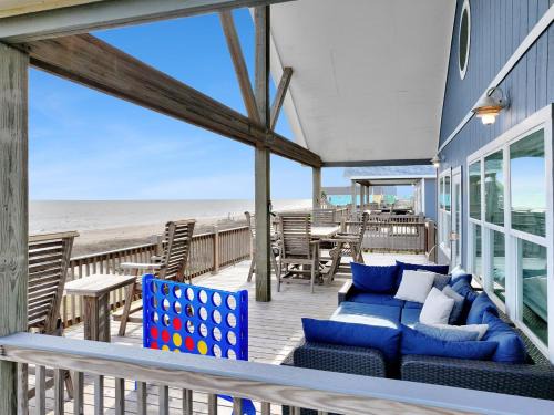 Port Bolivar House | Beachfront 4BR - Tiki Bar, Yard Games, Smart TVs, Pets