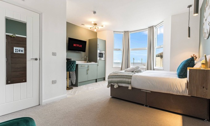 Redcar Hotel | Beachfront Aparthotel, Seaview Apartment with free parking #6