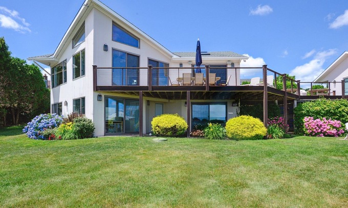 Narragansett House | BEACHFRONT AT BONNET SHORES BEACH