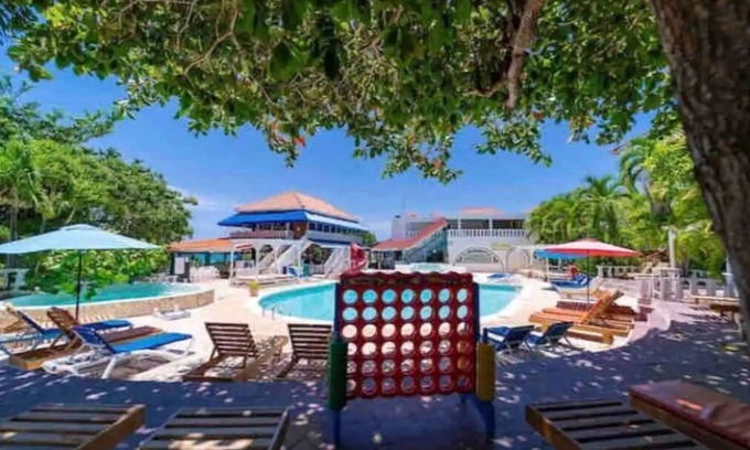 Runaway Bay Apartment | Beachfront Condo at Tropical Island Resort Hotel