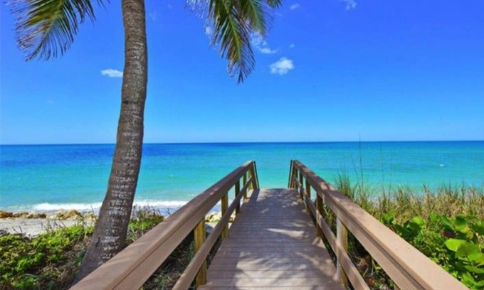 Siesta Key Condo | Beachfront Ground Level Suite - Newly Remodeled - Wifi, HDTV