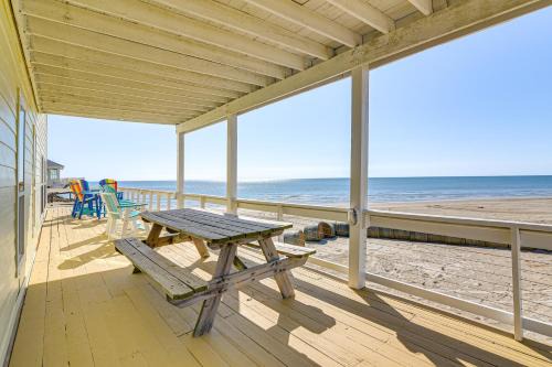 San Luis House | Beachfront Home with Deck and Views in Freeport!