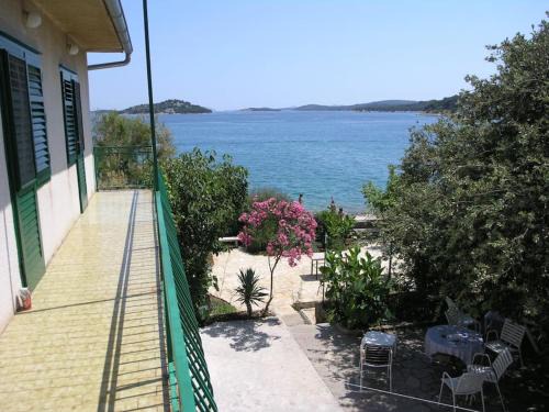 Tijesno House | Beachfront House with garden and two terraces