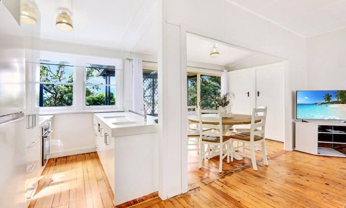Vincentia House | Beachfront property - 30m to the sand