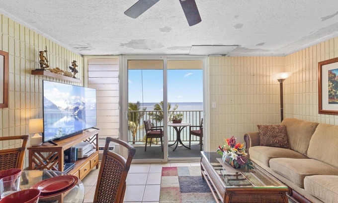 Punaluu Condo | Beachfront Studio w Amazing Views