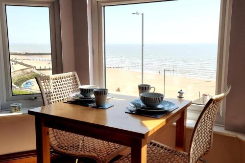 Walton on the Naze Apartment | Beachfront with sea views in Walton on the Naze