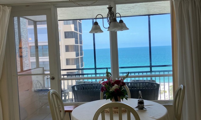 Golden Beach Condo | Beachfront with gorgeous costal views! - minimum 3 month stay