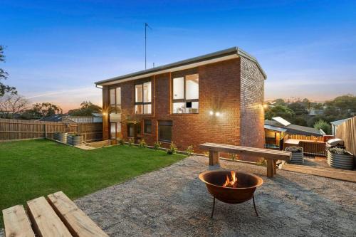Ocean Grove House | Beachside Weekender Retreat with Spa sleeps 11-13